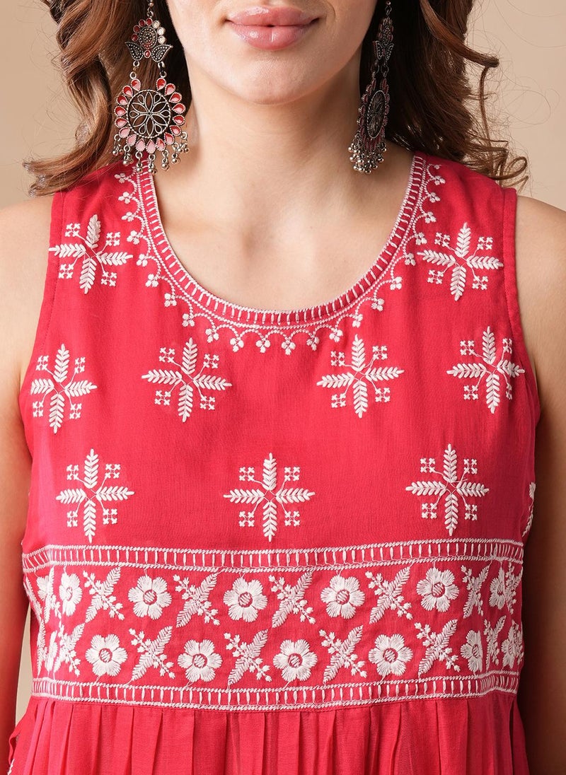 جلو باص طقم كورتا وبنطلون نسائي مطرز بالزهور بكسرات وفتحة جانبية وحافة بوم بوم بتصميم - للمناسبات - Image 5